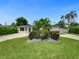 Beachside Haven with Pool & BBQ. 6 min to Beach