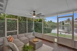 Walk to Wilton Dr | Waterfront Home. Kayaks & BBQ