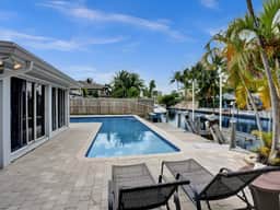 Seaside Retreat. Heated Pool/BBQ. Tiki Bar