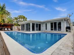 Seaside Retreat. Heated Pool/BBQ. Tiki Bar