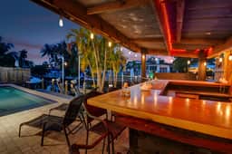 Seaside Retreat. Heated Pool/BBQ. Tiki Bar