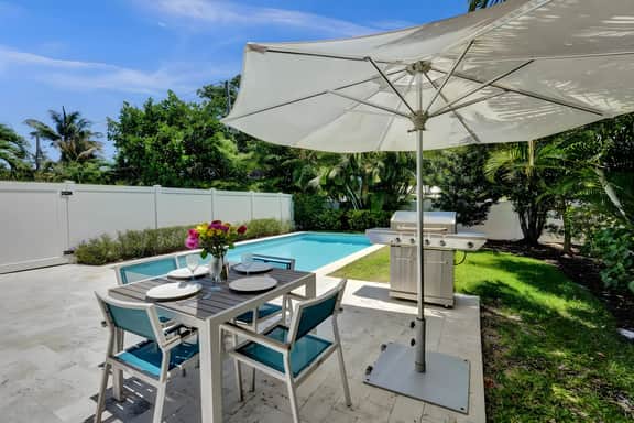 Romantic Retreat w/ Private Pool. Near Las Olas