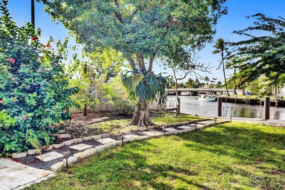 Private Waterfront Home in Wilton Manors | Kayaks & BBQ | Minutes From The Beach