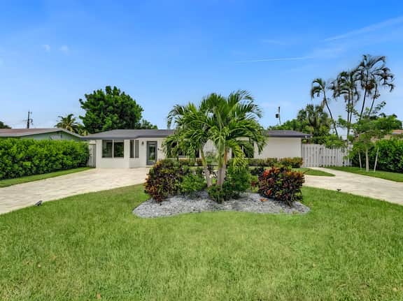 Beachside Haven with Pool & BBQ. 6 min to Beach