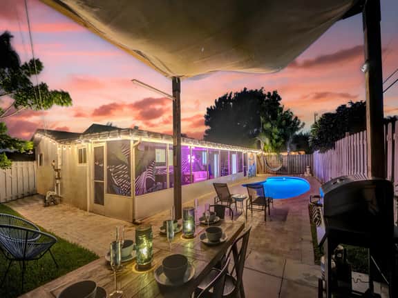 Beachside Haven with Pool & BBQ. 6 min to Beach