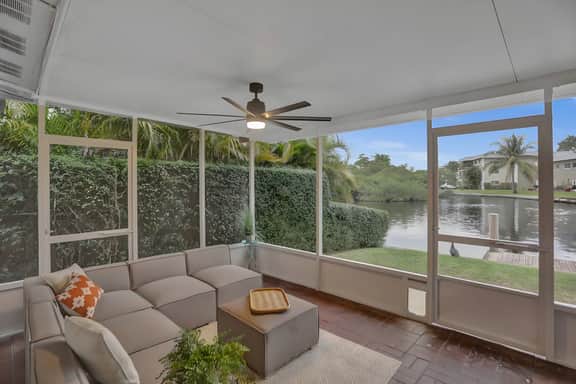 Walk to Wilton Dr | Waterfront Home. Kayaks & BBQ