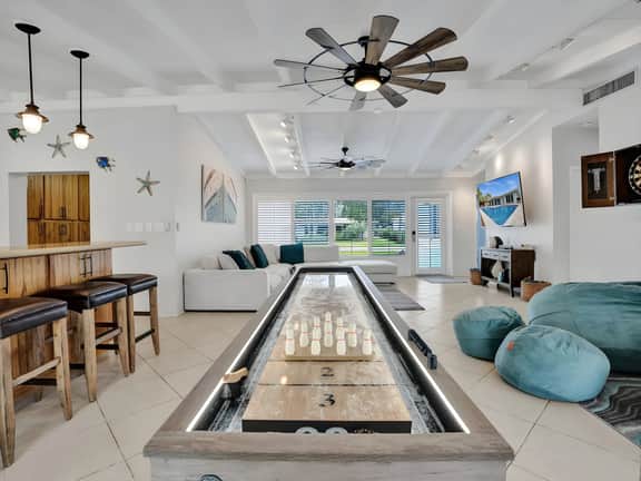Seaside Retreat. Heated Pool/BBQ. Tiki Bar