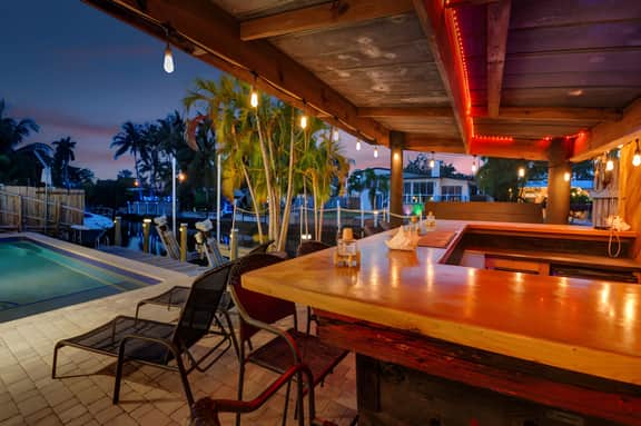 Seaside Retreat. Heated Pool/BBQ. Tiki Bar