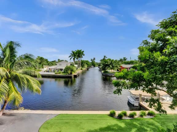 Waterfront Heated Saltwater Pool & Kayaks