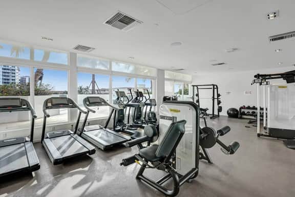Monthly - Lux Condo - Huge Private Patio  - Hotel Amenities
