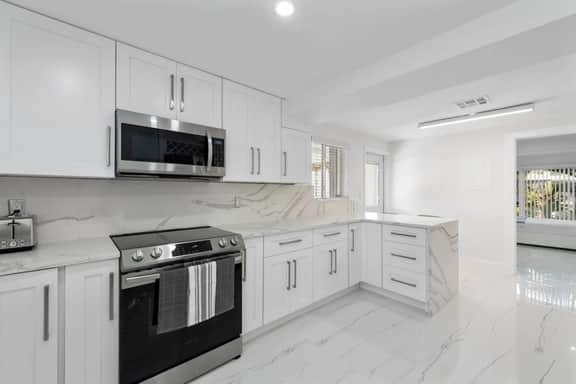 Extended Stay Waterfront Pool House 40' Boat Dock - Image 3