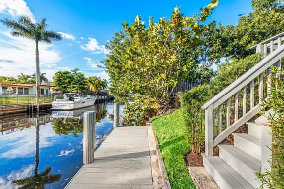 Extended Stay Waterfront Pool House 40' Boat Dock - Image 2