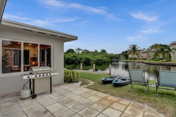 Walk to Wilton Dr | Waterfront Home. Kayaks & BBQ