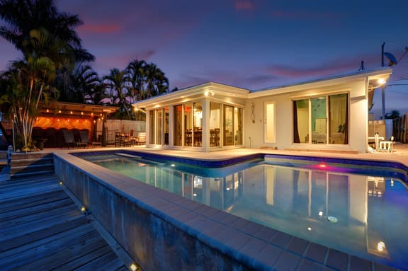 Seaside Retreat. Heated Pool/BBQ. Tiki Bar