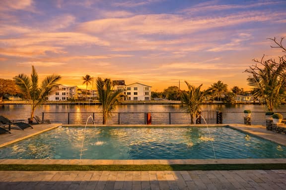 Waterfront Escape w Pool, Dockside Lounge & Games